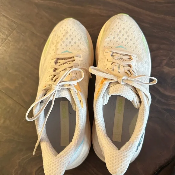 HOKA Clifton 9 - Size 9.5 - Picture 4 of 4